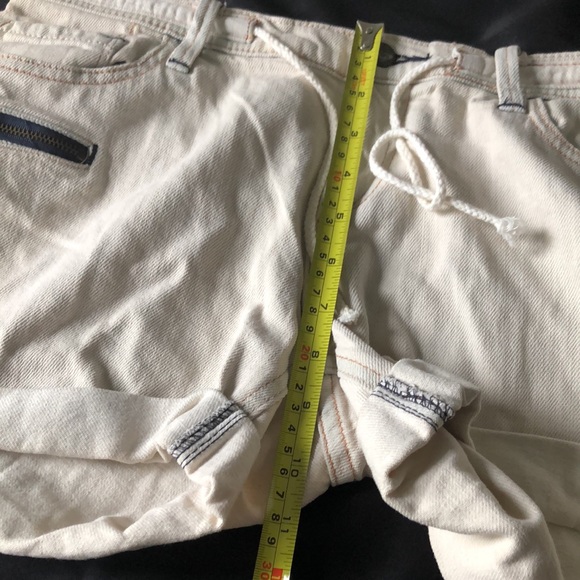 Roxy mid rise  beige denim shorts. Navy accent zipper and stitching - Picture 5 of 7